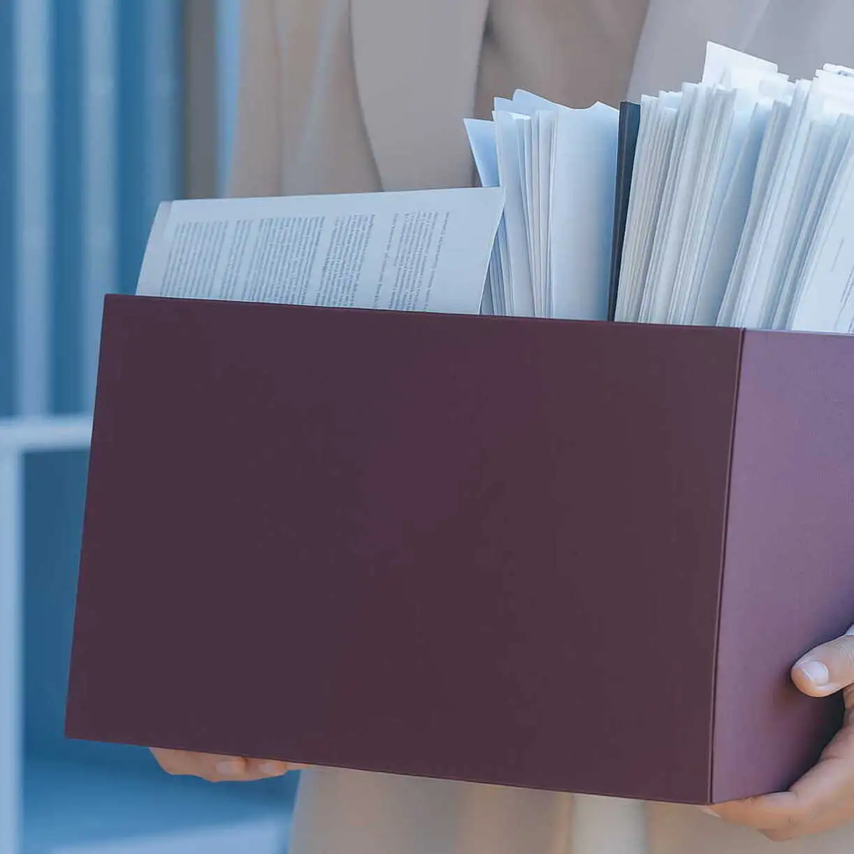 Person hält geordnete Projektdokumentation zur Photovoltaikanlage in einer Box: technische Datenblätter, Pläne und Zertifikate stets griffbereit